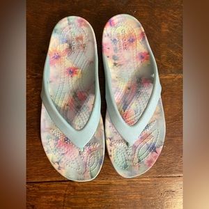 Crocs flip flop Sandals. Size 6.